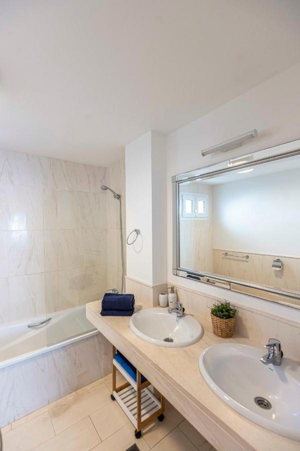 Frontline Beach Penthouse In Mi Capricho Sitio de Calahonda Kültér fotó
